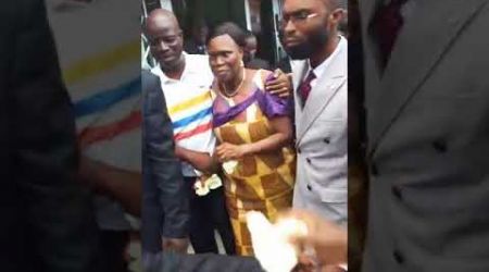 Simone Gbagbo libérée danse  au milieu de la foule